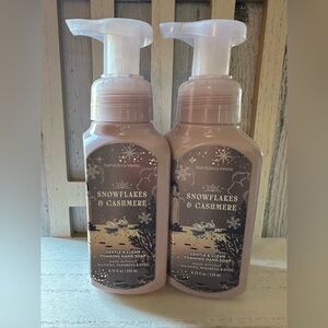 Bath & Body Works SNOWFLAKES & CASHMERE Gentle Foaming Hand Soap 8.75oz Lot x2